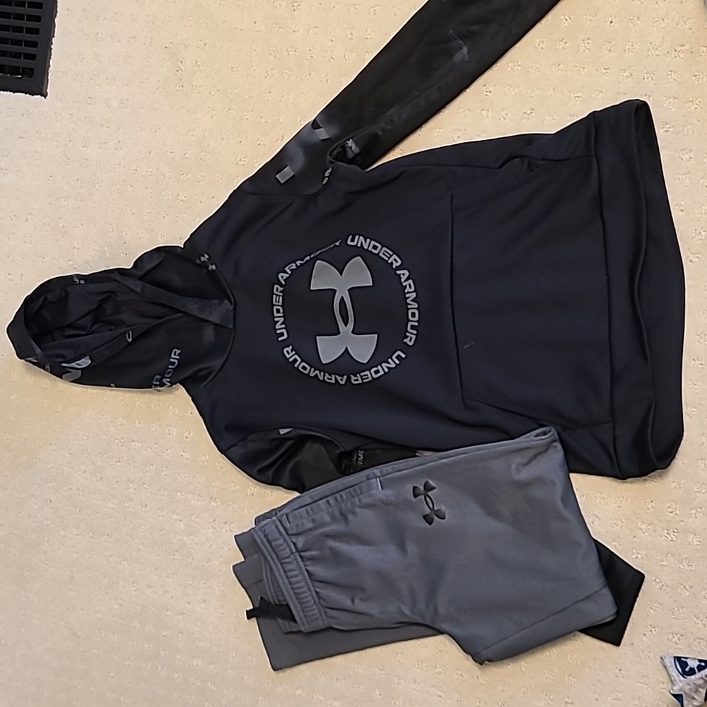 Under armour sweatpants and hoodie M